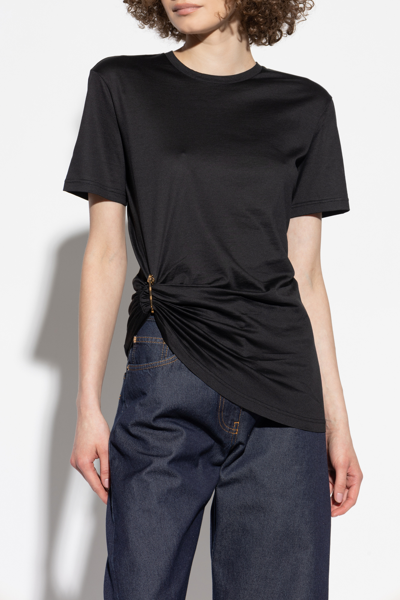 【関税＆送料込み】Versace Safety Pin Draped T-Shirt Clothi Black T-shirt with decorative safety pin Versace - Vitkac AS